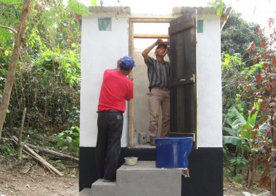 Colocando la puerta de madera del baño seco
