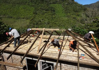 Instalación del techo de cuatro aguas de la Eco-construcción